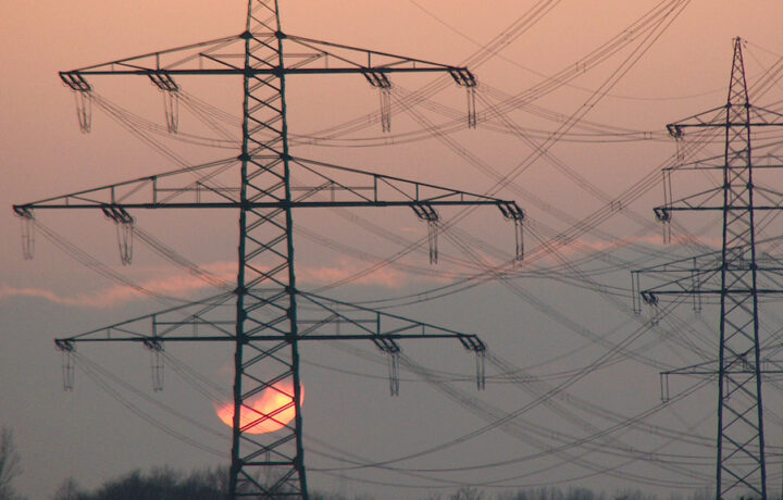 Strom-Netzentgelte 2027 sinken im Schnitt – regional drohen dennoch Mehrkosten